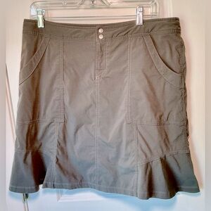 Lucy Women’s Grey Skort. Zipper/2 Snap Closure + Inside Drawstring. Size Large